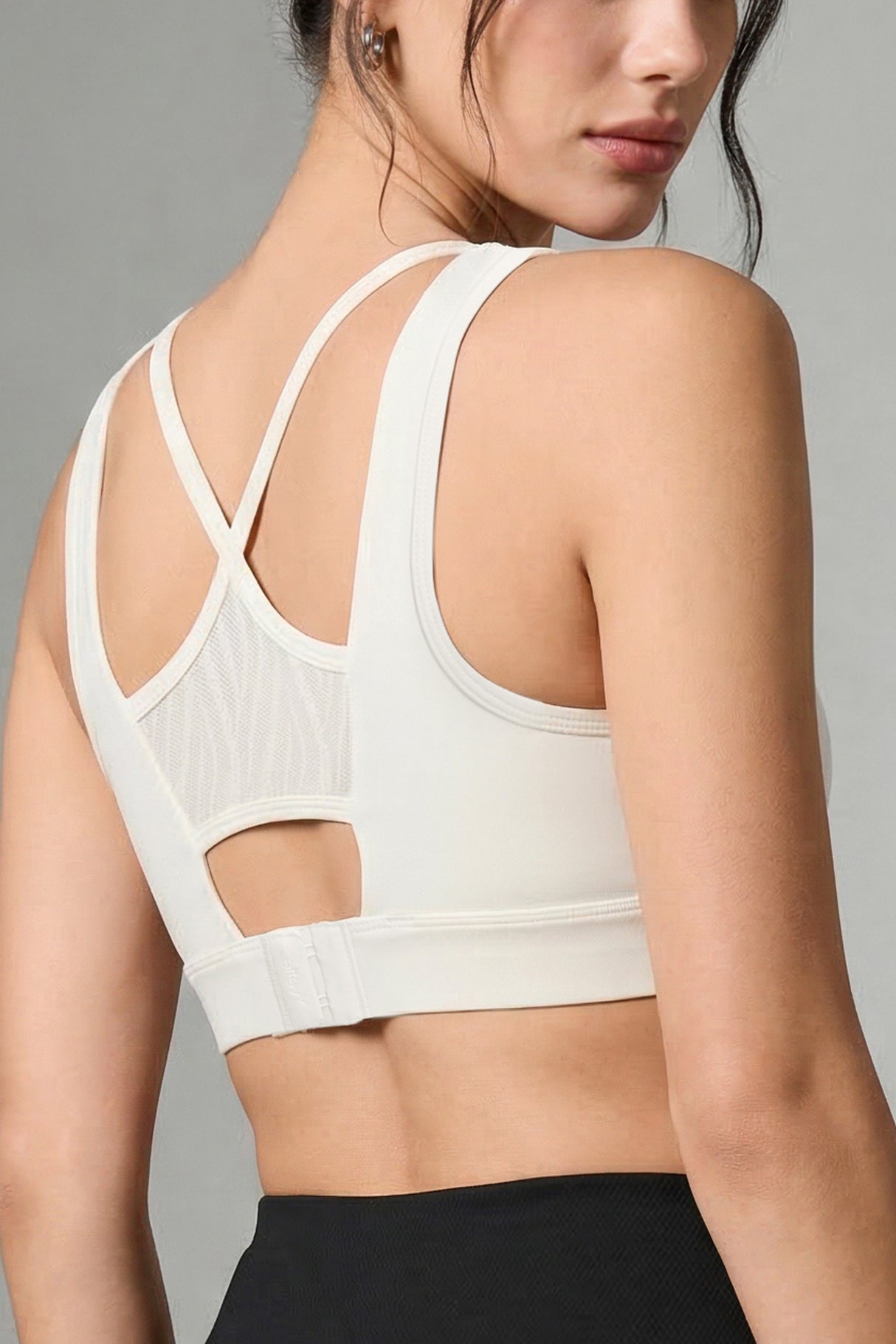 Echo™ Crossback Breathable Mesh With Adjustable Hook Medium Support Sports Bra | Women's Medium Support Sports Bra Best For Yoga, HIIT