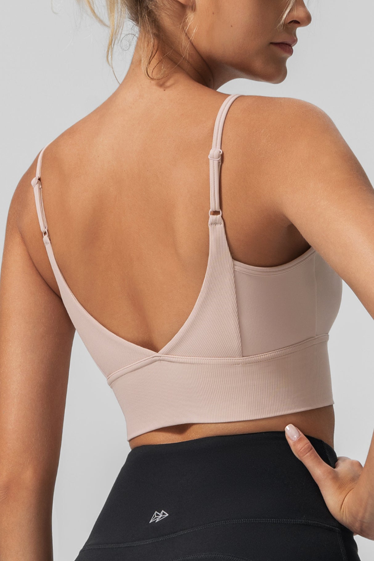 Sujetador de yoga acolchado acanalado con cuello en V Echo | Sujetador deportivo de sujeción ligera para mujer