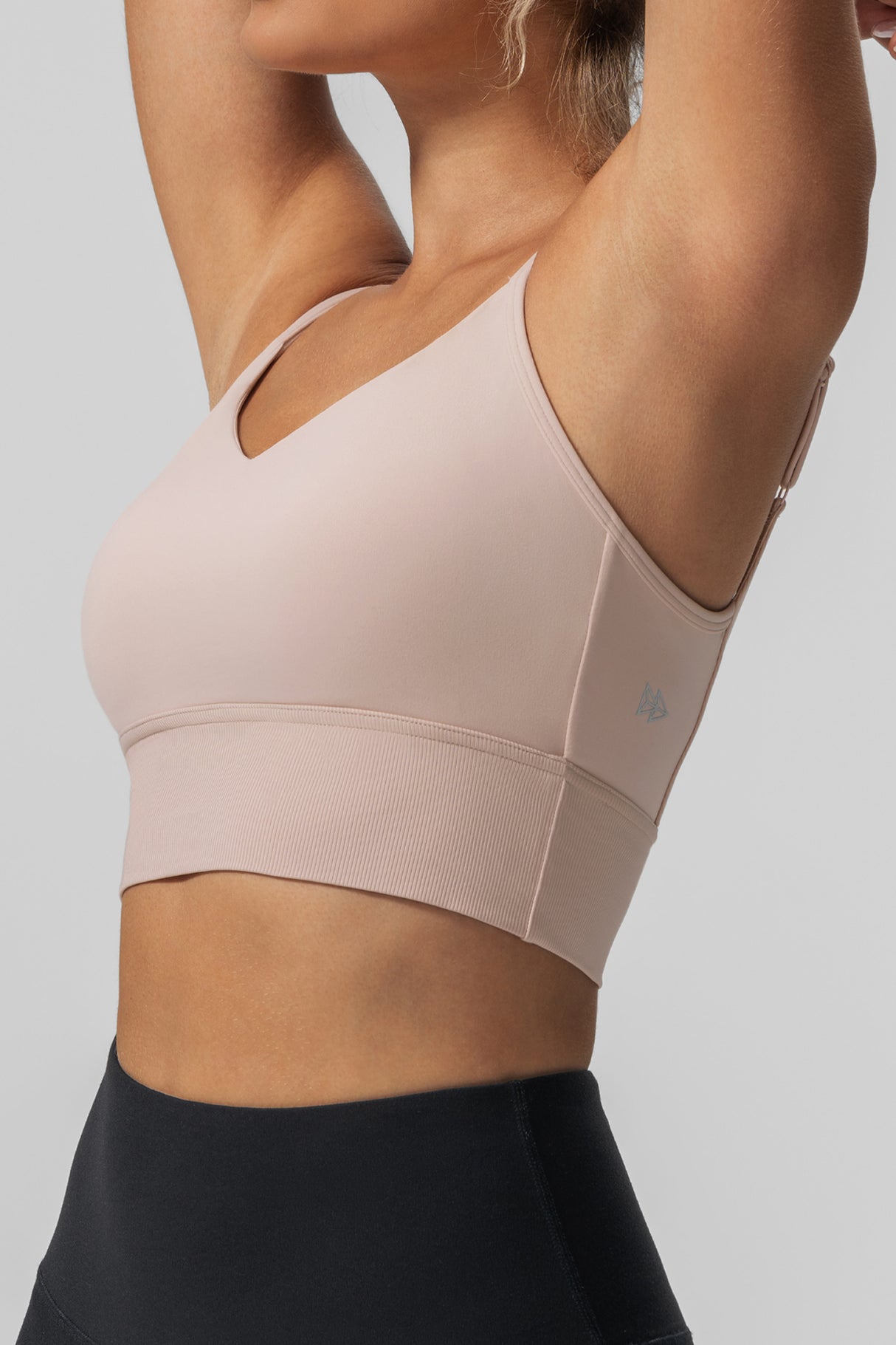 Sujetador de yoga acolchado acanalado con cuello en V Echo | Sujetador deportivo de sujeción ligera para mujer