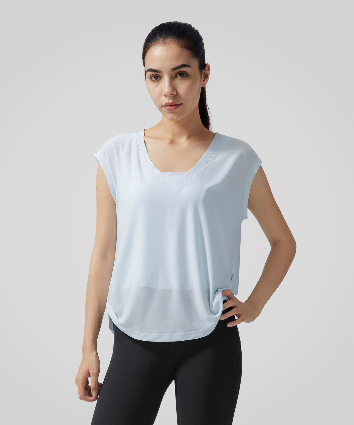 Löst sittande t-shirt med v-ringning och knut | Damt-t-shirt med kort ärm