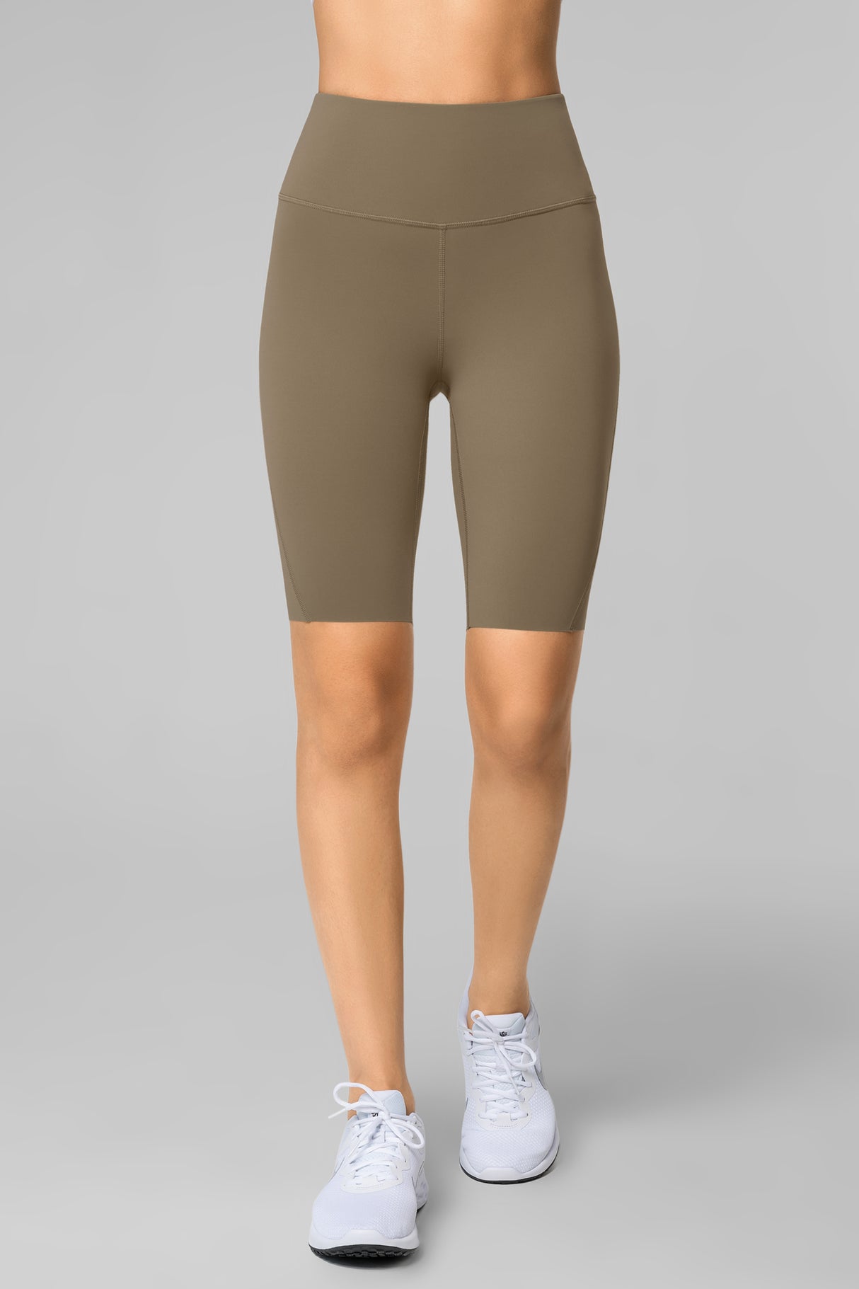 Echo högmidjade löparshorts med kort passform, 23 cm | Damsportshorts med högt stöd