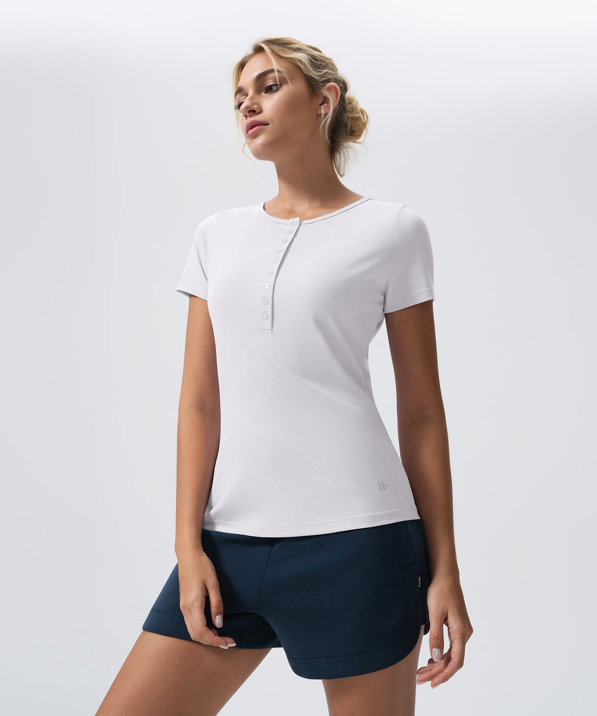 Mjuk och lätt enkel Henley-t-shirt med kort ärm, överallt