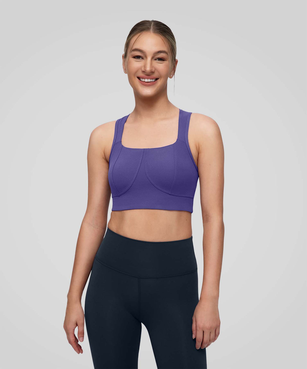 Sujetador de yoga Sculpt Sleek con costuras contorneadas bajo el busto | Sujetador deportivo de sujeción ligera para mujer