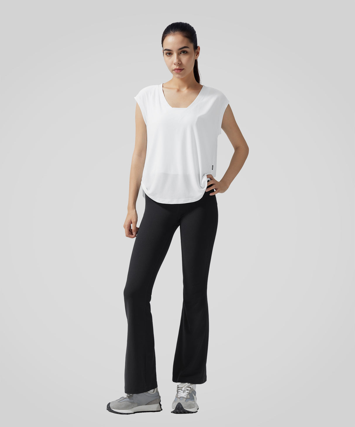 Anywhere Knotted V-Ausschnitt Locker sitzendes T-Shirt | Kurzarm-T-Shirt für Damen