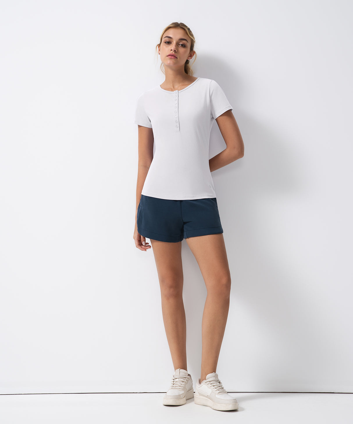 Mjuk och lätt enkel Henley-t-shirt med kort ärm, överallt