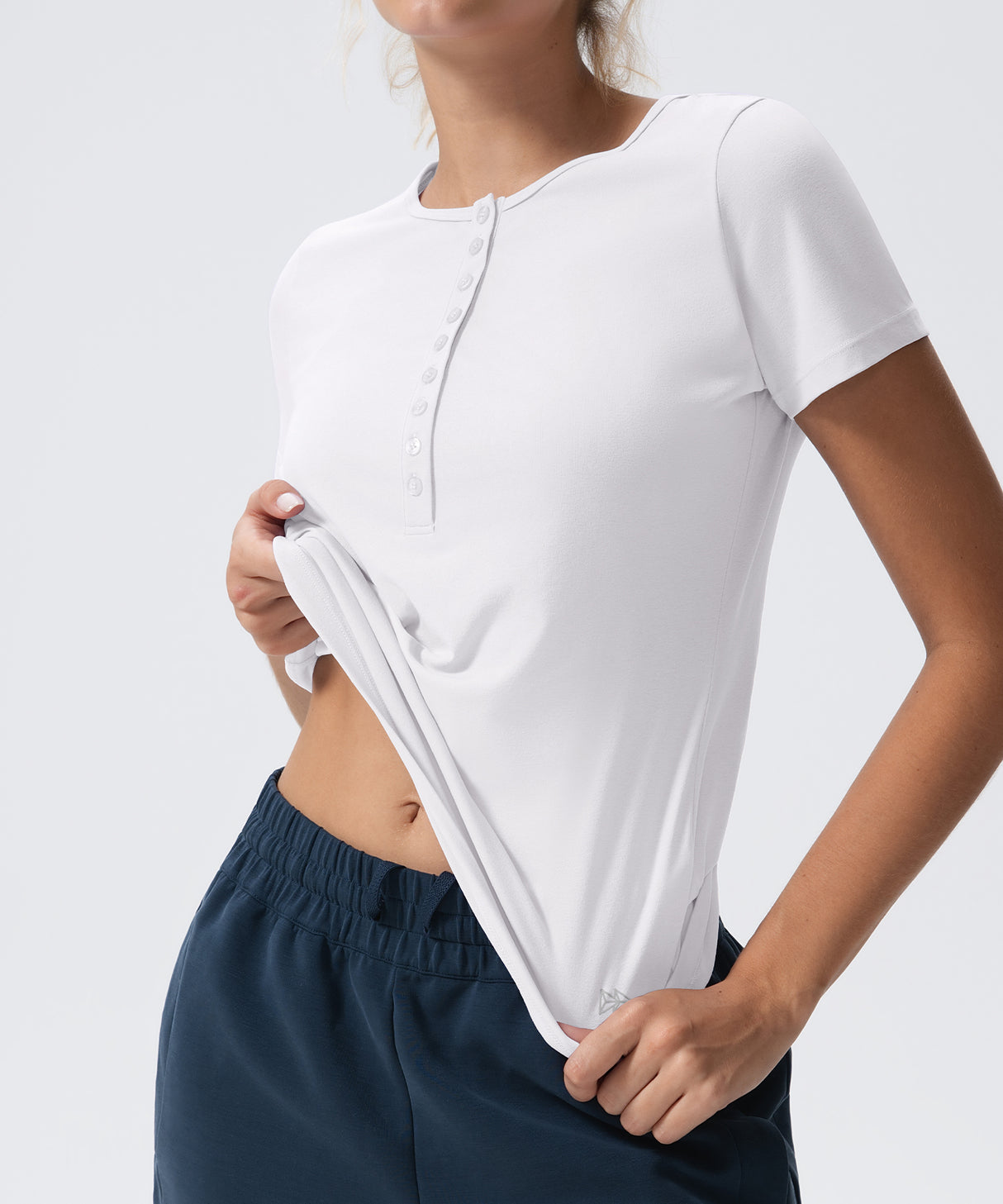 Mjuk och lätt enkel Henley-t-shirt med kort ärm, överallt