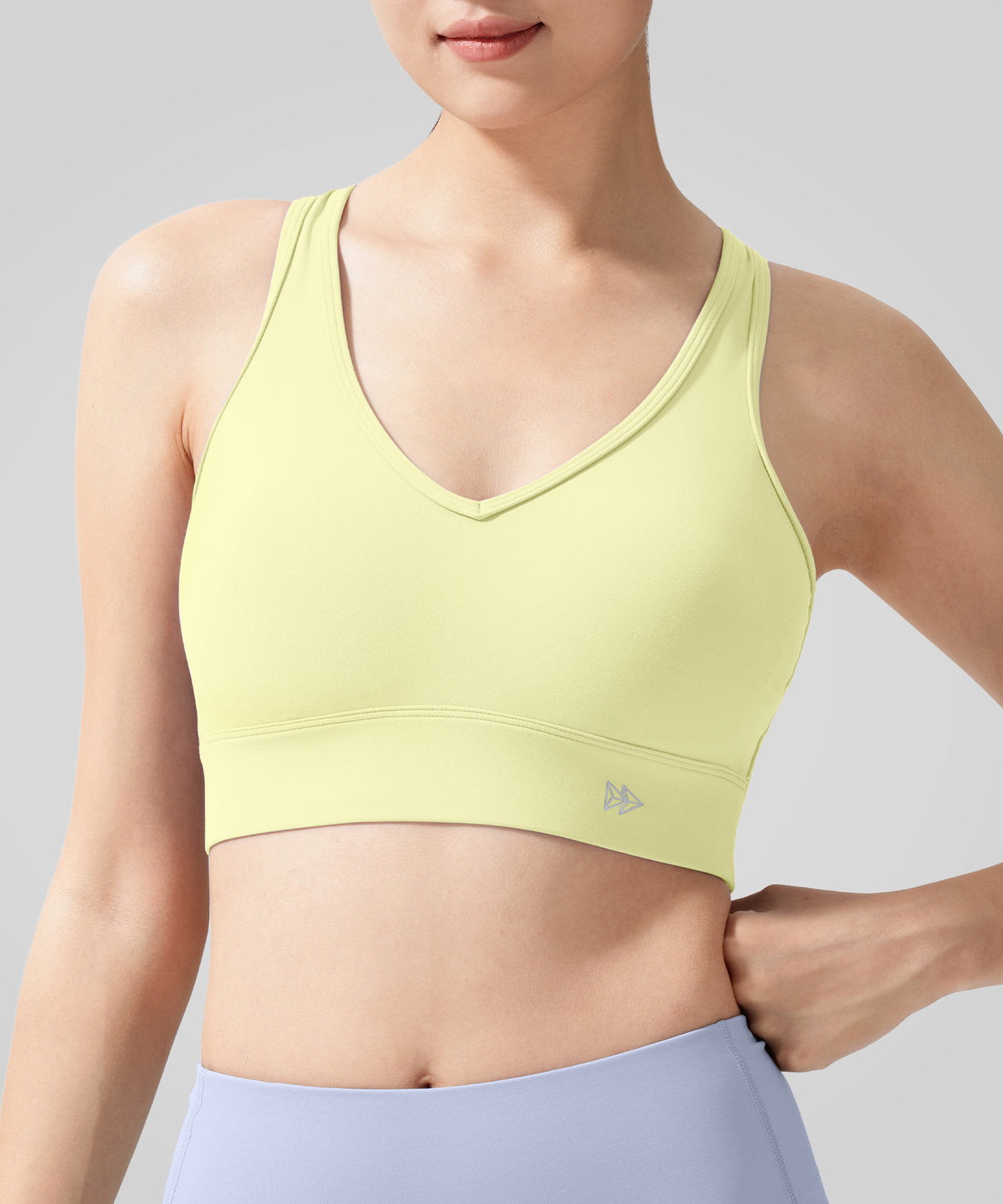 Anywhere V-Ausschnitt Racerback Yoga-BH im neuen Stil | Leicht stützender Sport-BH für Damen