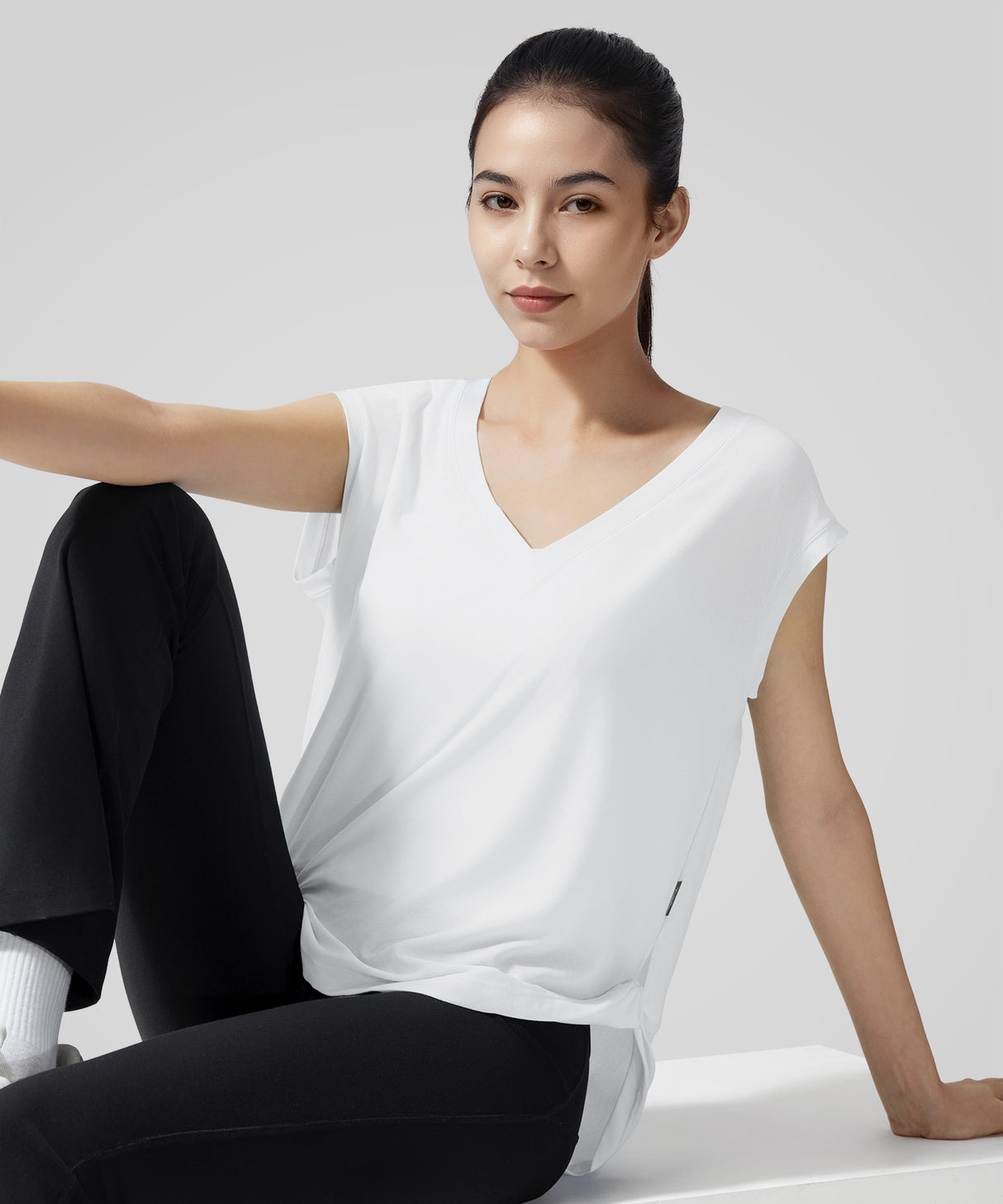 Anywhere Knotted V-Ausschnitt Locker sitzendes T-Shirt | Kurzarm-T-Shirt für Damen