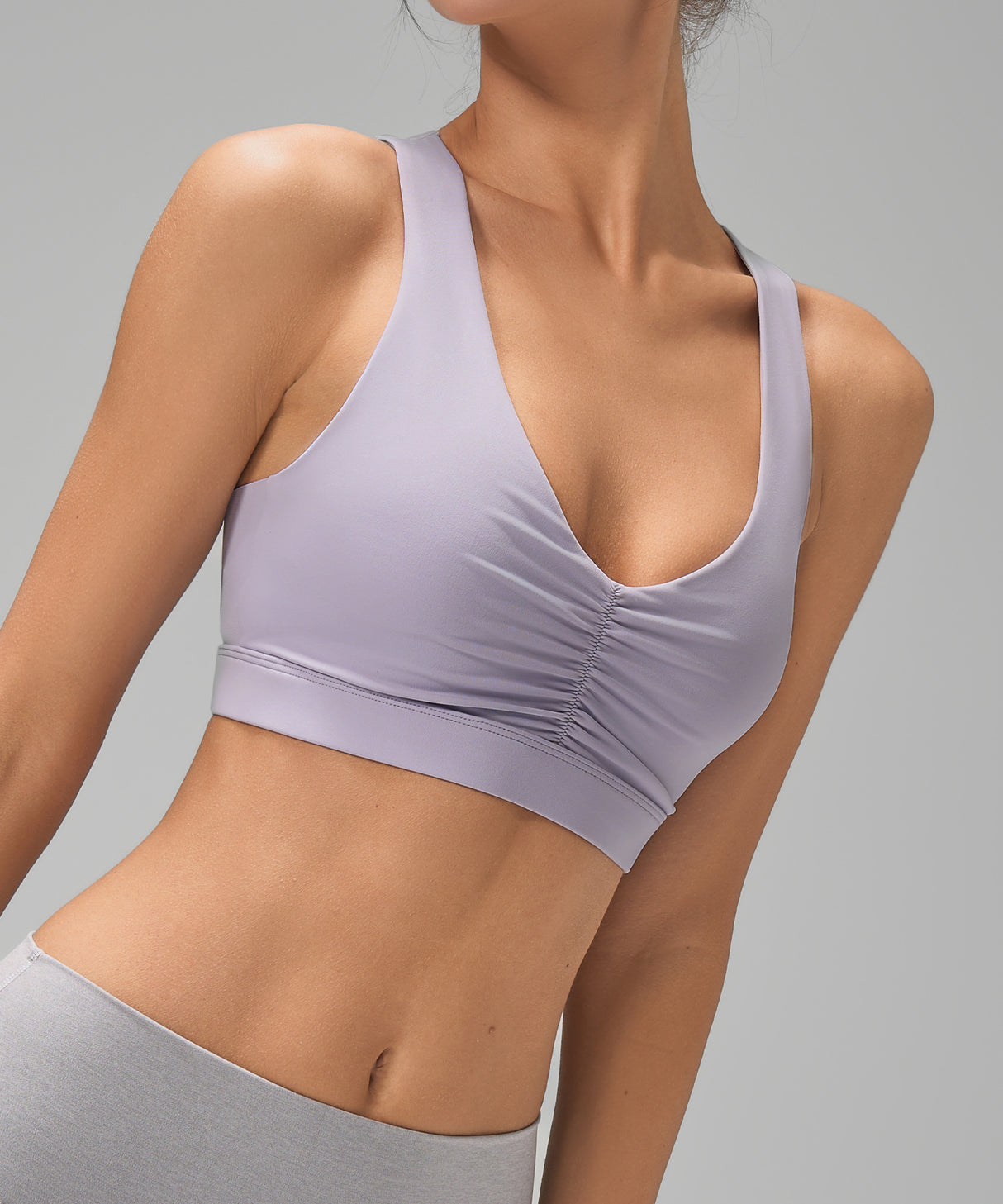 Sujetador de yoga con cuello en V y almohadillas extraíbles Anywhere Crisscross | Sujetador deportivo de sujeción ligera para mujer