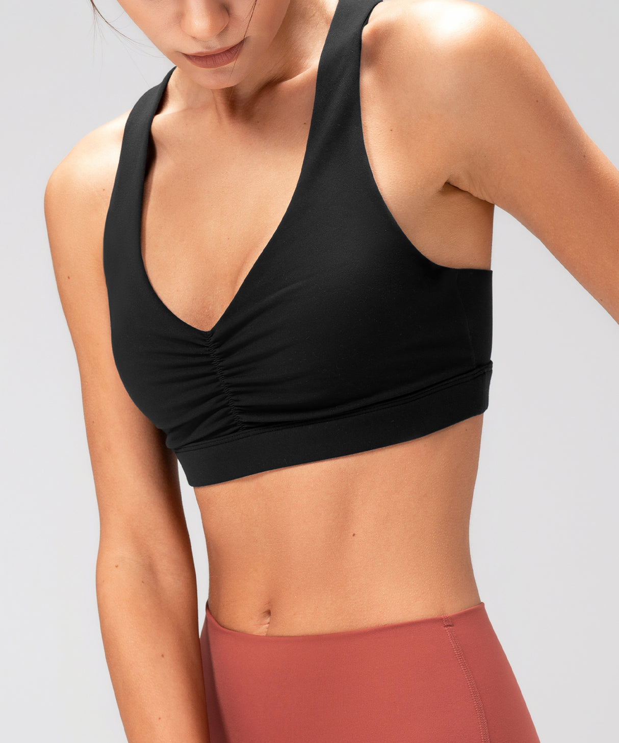 Reggiseno yoga con scollo a V e coppe rimovibili Anywhere Crisscross | Reggiseno sportivo leggero da donna
