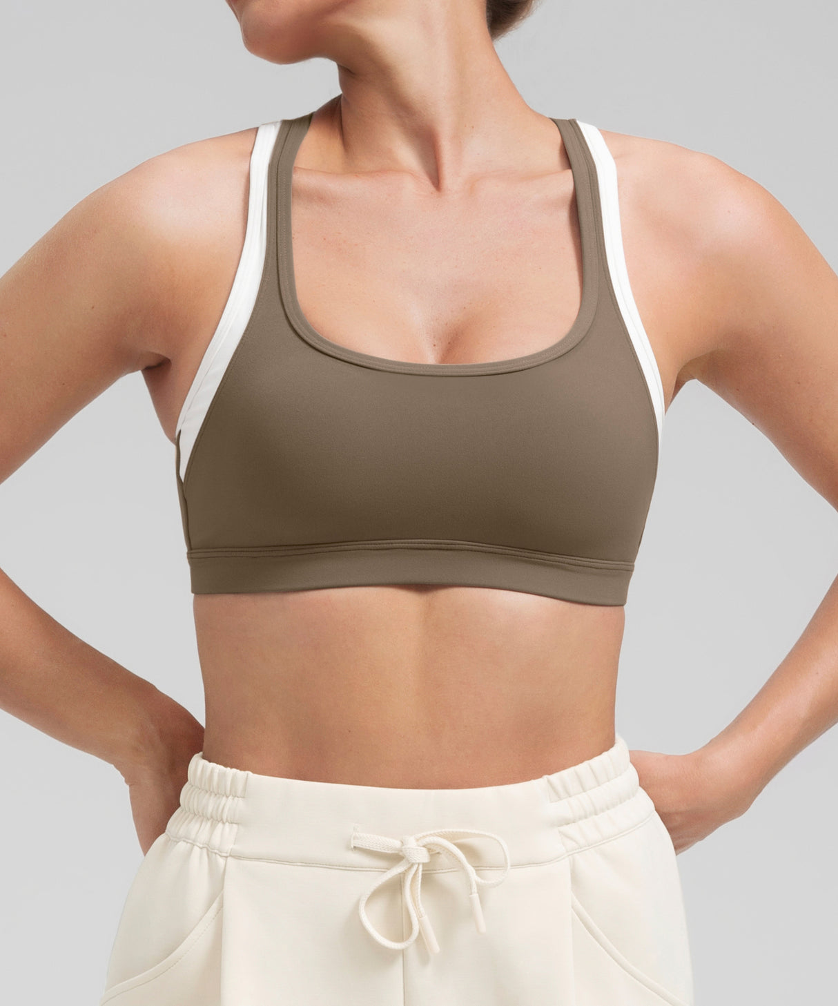 Sujetador de yoga acolchado con doble tirante Anywhere Scoop | Sujetador deportivo de sujeción ligera para mujer